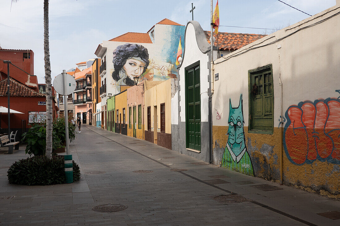 Puerto de la Cruz; Street art artists have set colorful accents with their work, especially near the harbor, for example on Calle Mequinez, Tenerife, Canary Islands, Spain