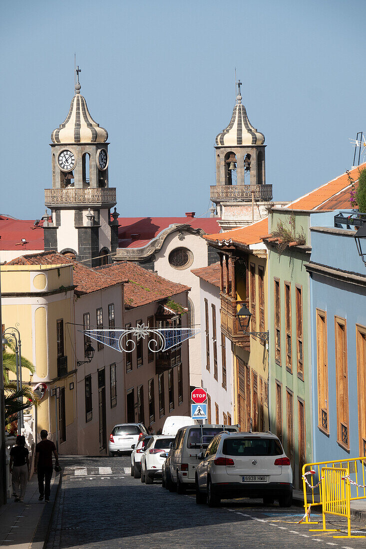 Orotava; Blick entlang der Calle Tomás Pérez auf die Kirche Parroquia de la Concepción, Teneriffa, Kanarische Inseln, Spanien