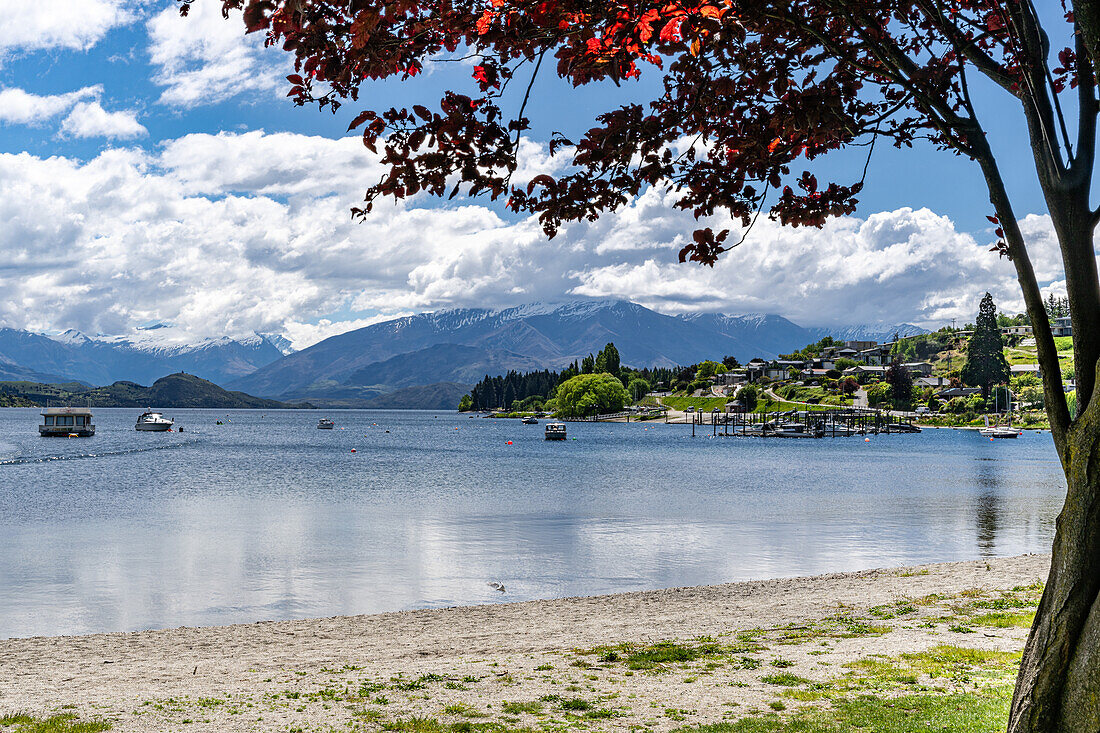 Views of Lake Wanaka from Wanaka and from viewing areas.