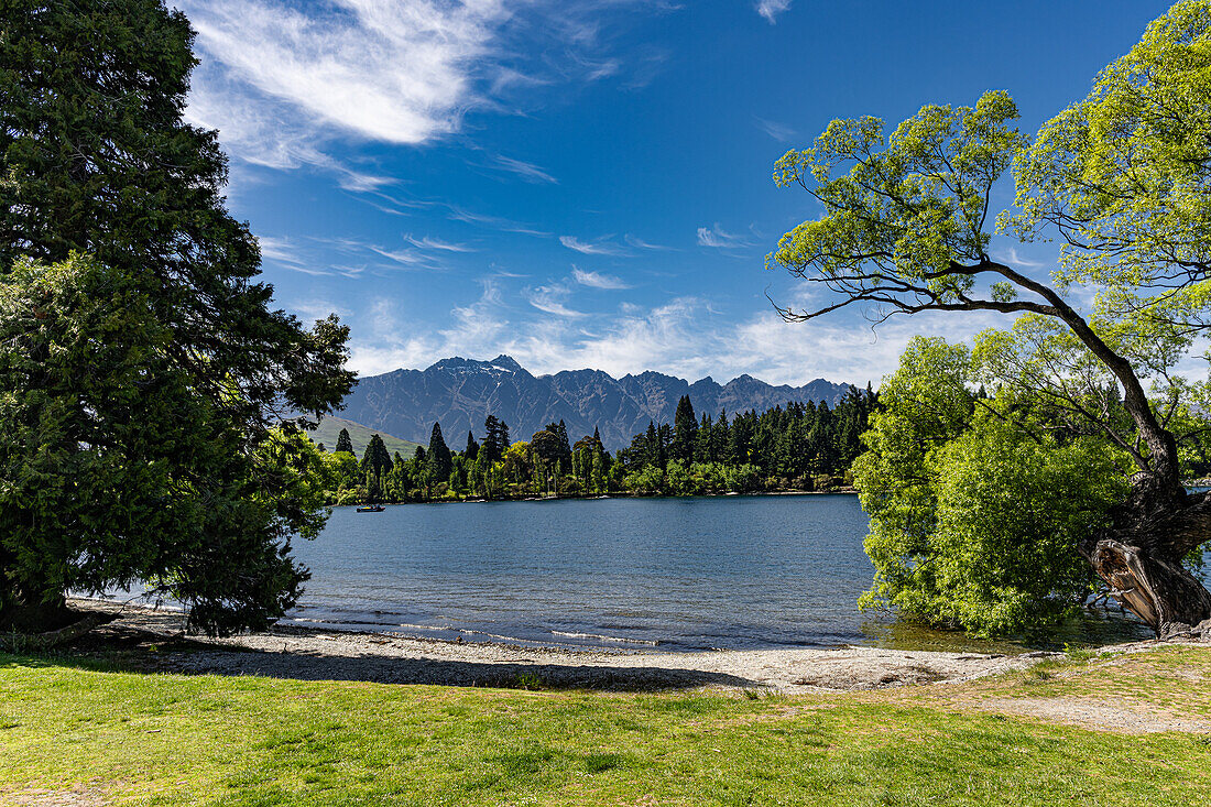Blick auf den Lake Wakatipu und die Berggipfel neben Queenstown, Neuseeland