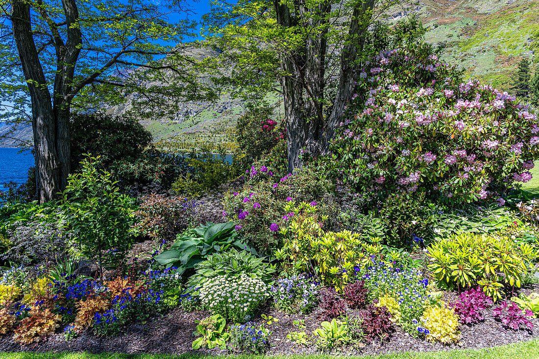 Wunderschöne Farben im Blumengarten der Walter Peak High Country Farm, Neuseeland