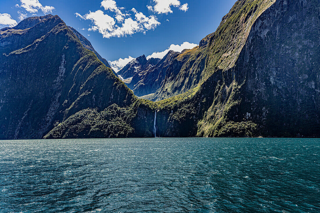 Blick auf den Milford Sound während einer Bootsfahrt zum Meer, Südinsel Neuseeland