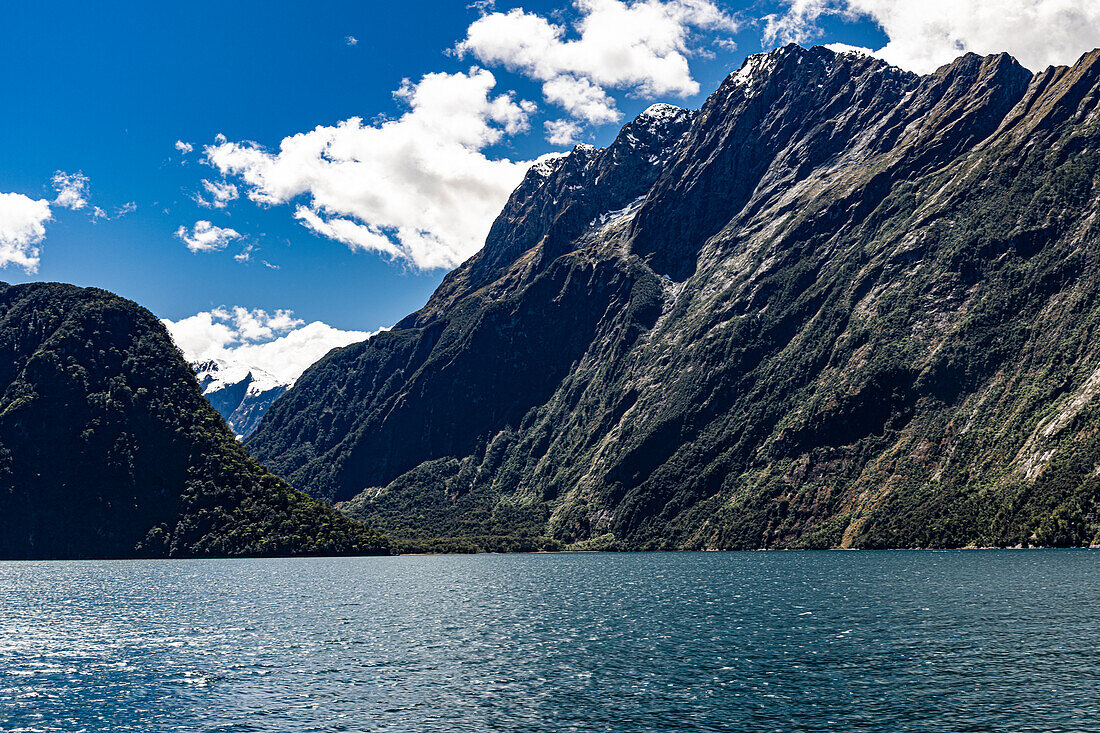 Blick auf den Milford Sound während einer Bootsfahrt zum Meer, Südinsel Neuseeland