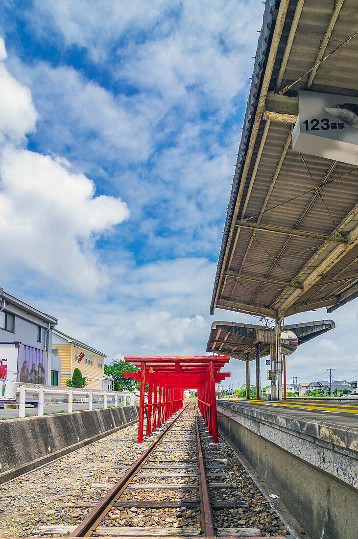 Bahnhof an der Bahnstrecke des Marumaru no Hanashi Zuges, San'in-Linie entlang der westlichsten Küste von der Hauptinsel Honshū, Japan