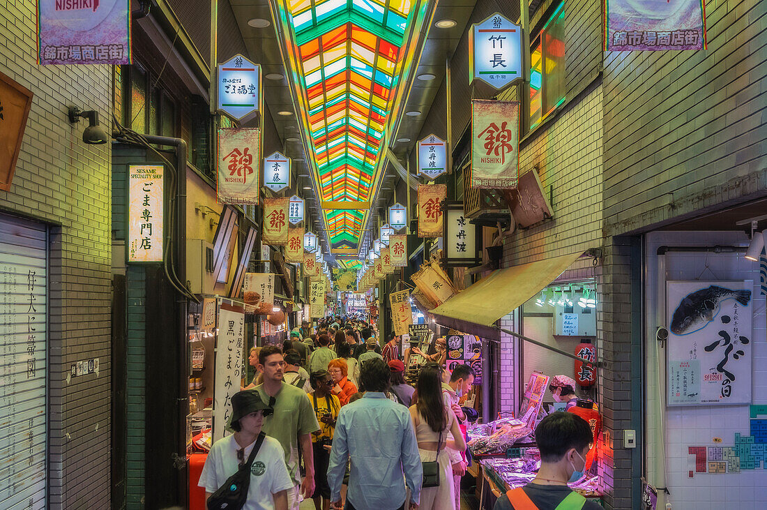 Menschen in der Markthalle, Kyoto, im Kansai-Gebiet auf der Insel Honshū, Japan