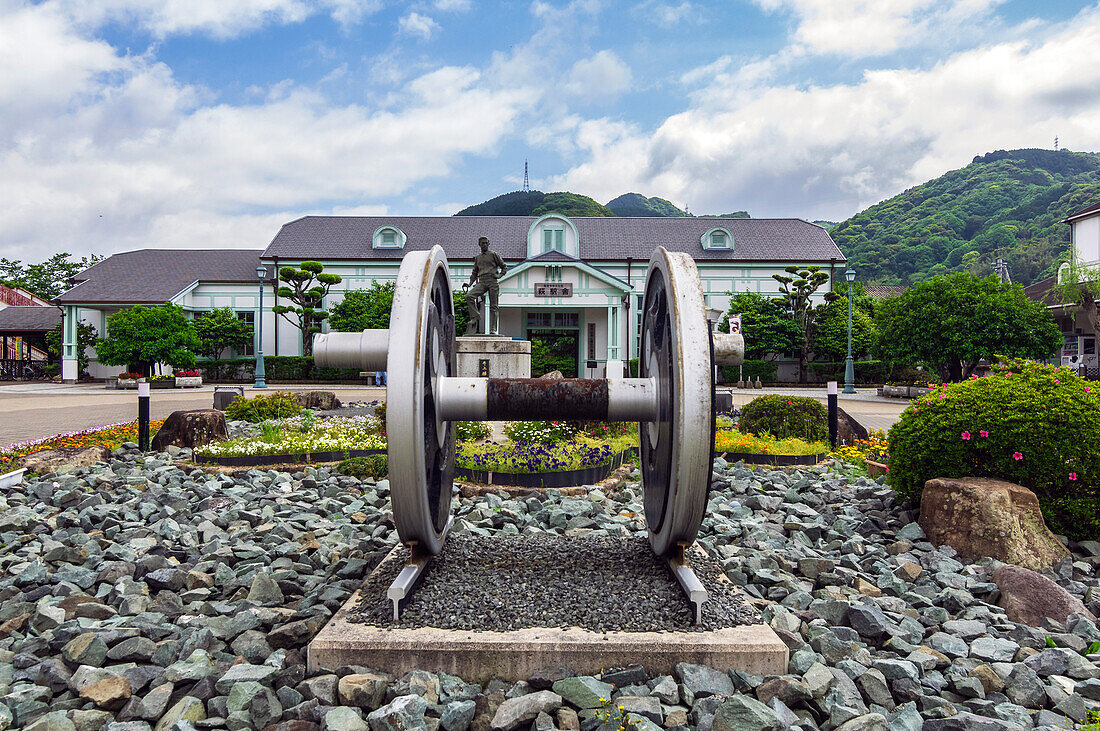 Denkmal am Bahnhof Hagi an der Bahnstrecke des Marumaru no Hanashi Zuges, San'in-Linie entlang der westlichsten Küste von der Hauptinsel Honshū, Japan