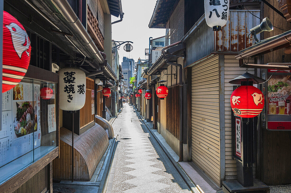 Gasse in der Altstadt bei Sonnenaufgang, Kyoto, im Kansai-Gebiet auf der Insel Honshū, Japan