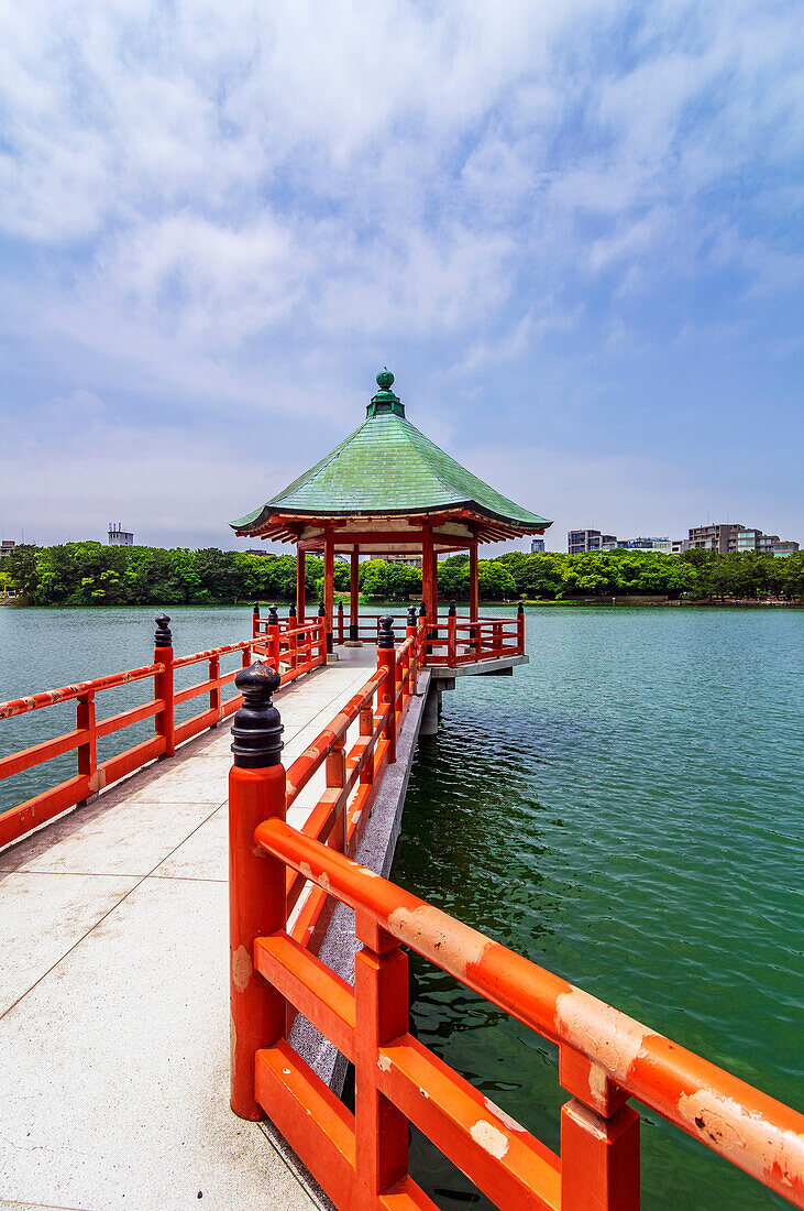 Steg mit Pavillon auf dem Fluss, Fukuoka, größte Stadt auf Insel Kyūshū, Präfektur Fukuoka, Japan