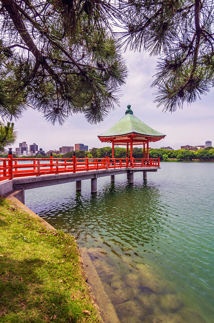 Steg mit Pavillon auf dem Fluss, Fukuoka, größte Stadt auf Insel Kyūshū, Präfektur Fukuoka, Japan