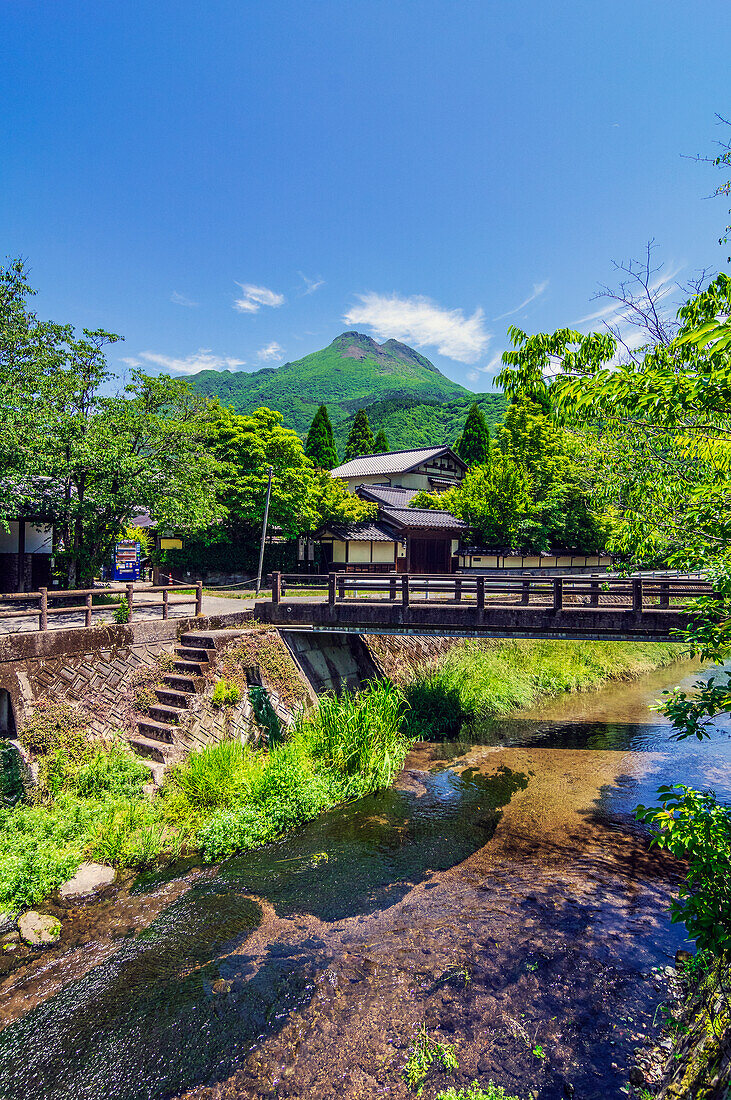 Ortsansicht und Landschaft beim Ort Yufuin im Norden der Insel Kyūshū, Präfektur Oita, Japan