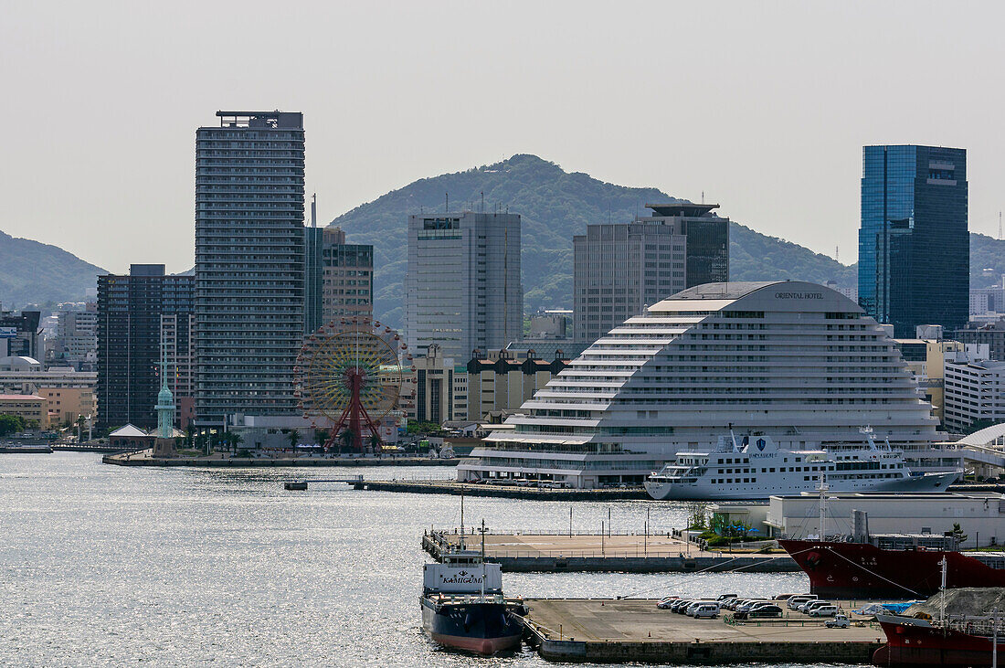 Hochhäuser am Hafen, Stadt Kōbe, Bucht von Osaka, Präfektur von Hyōgo, Insel Honshū, Japan