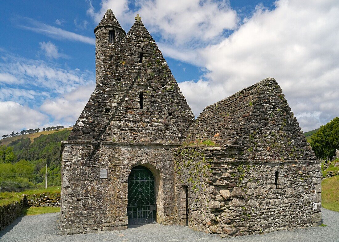 Irland, County Wicklow, Glendalough, Klostersiedlung, St. Kevin's church oder kitchen (Turm ähnelt einem Kamin)
