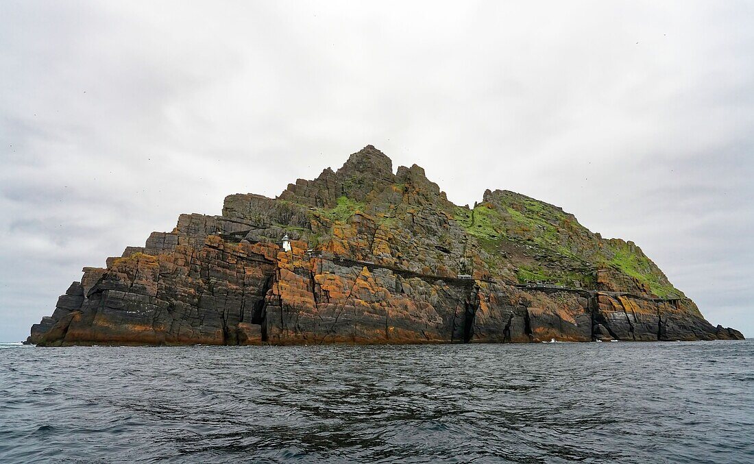 Irland, County Kerry, Insel Skellig Michael, Blick vom Süden auf das Lower Lighthouse