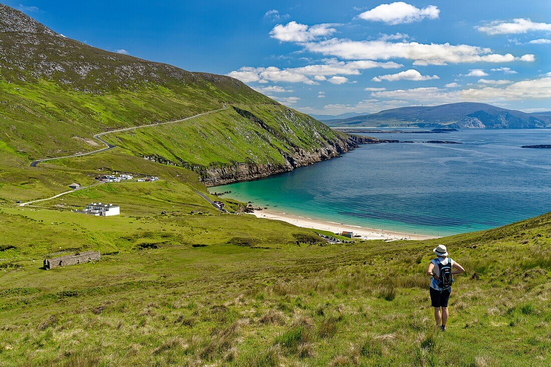 Irland, County Mayo, Achill Island, Südwestküste, Blick auf Keem Bay, Wanderung zu den Cliffs of Croaghaun