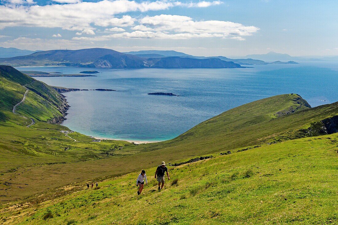 Irland, County Mayo, Achill Island, Blick auf Keem Bay, Wanderung zu den Cliffs of Croaghaun