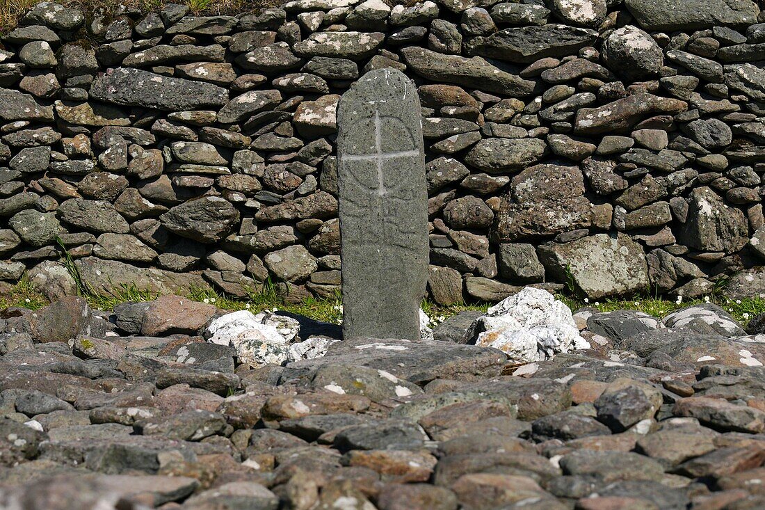 Irland, County Kerry, Dingle Halbinsel, Denkmal Gallarus Oratory, erbaut Ende 8.Jhd., altes Steinkreuz