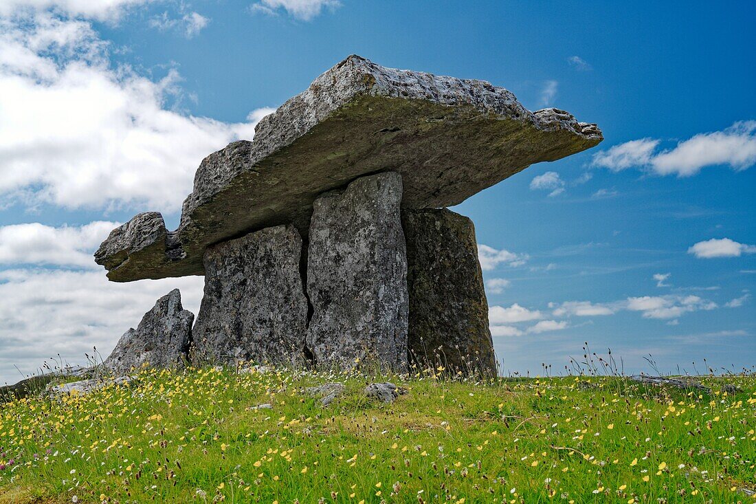 Ireland, County Clare, Burren National Park, Poulnabrone Stone Age grave