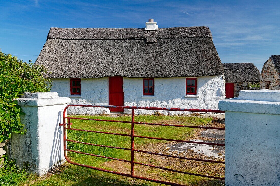 Irland, County Clare, Burren, Farmhouse, reetgedecktes Cottage