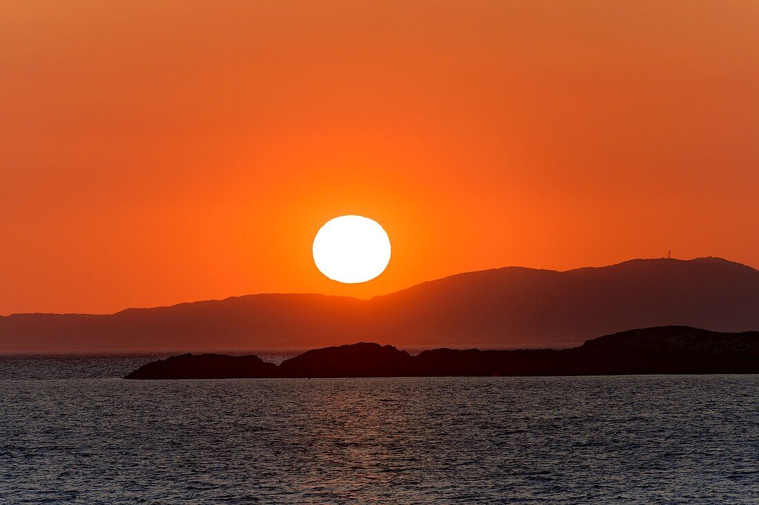 Irland, County Galway, Connemara West, Sonnenuntergang an der Lettergesh Beach