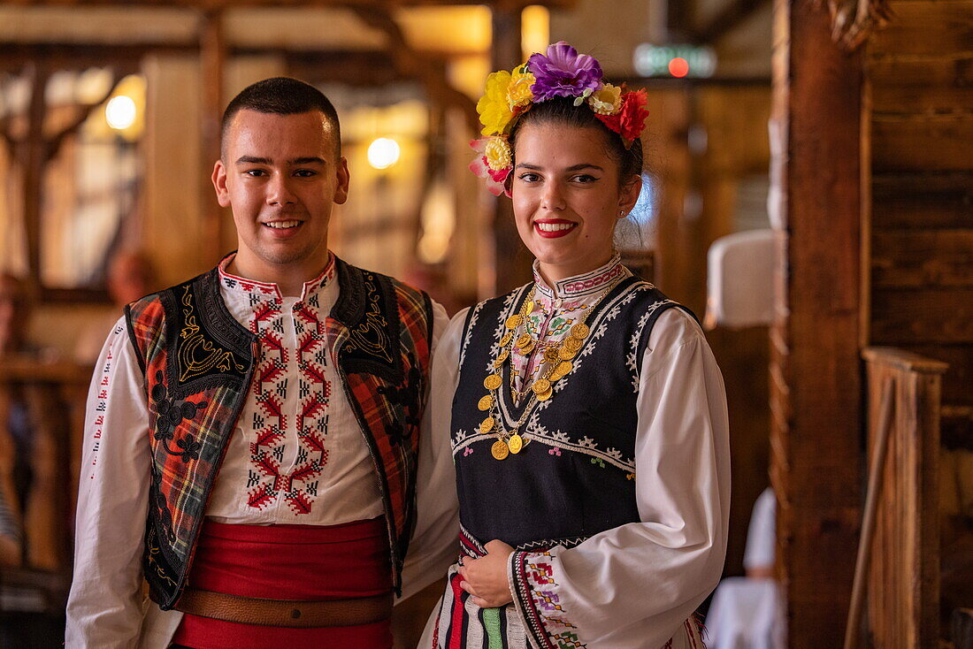 Traditionelle bulgarische Folklore wird im Restaurant für Gäste von Flusskreuzfahrtschiff Bolero (Nicko Cruises) auf der Donau aufgeführt, Ruse, Bulgarien, Europa