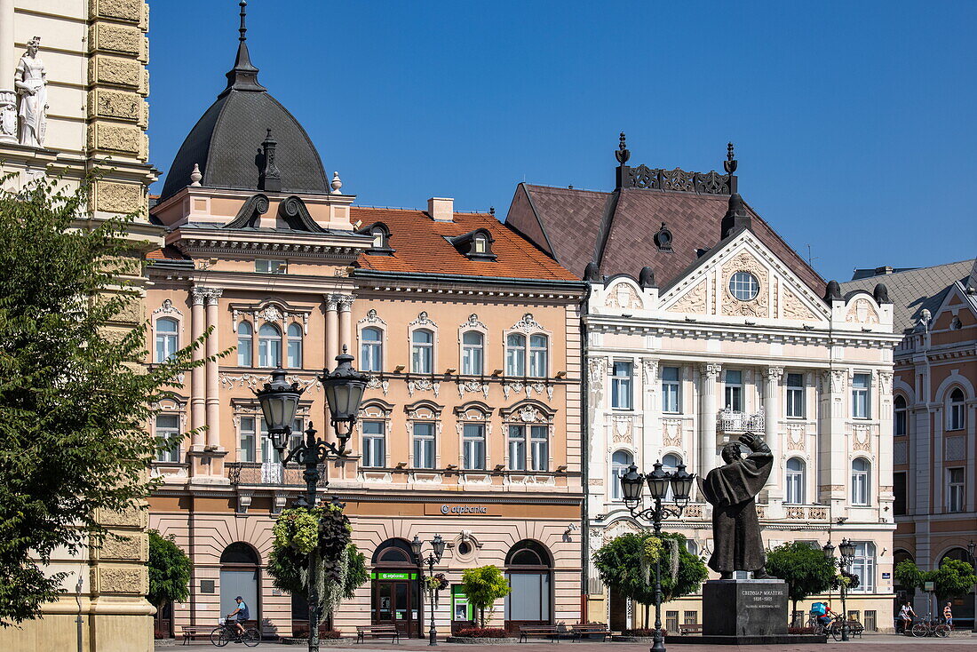 Statue und Gebäude in der Altstadt von Stari Grad, Novi Sad, Bezirk Süd-Bačka, Serbien, Europa