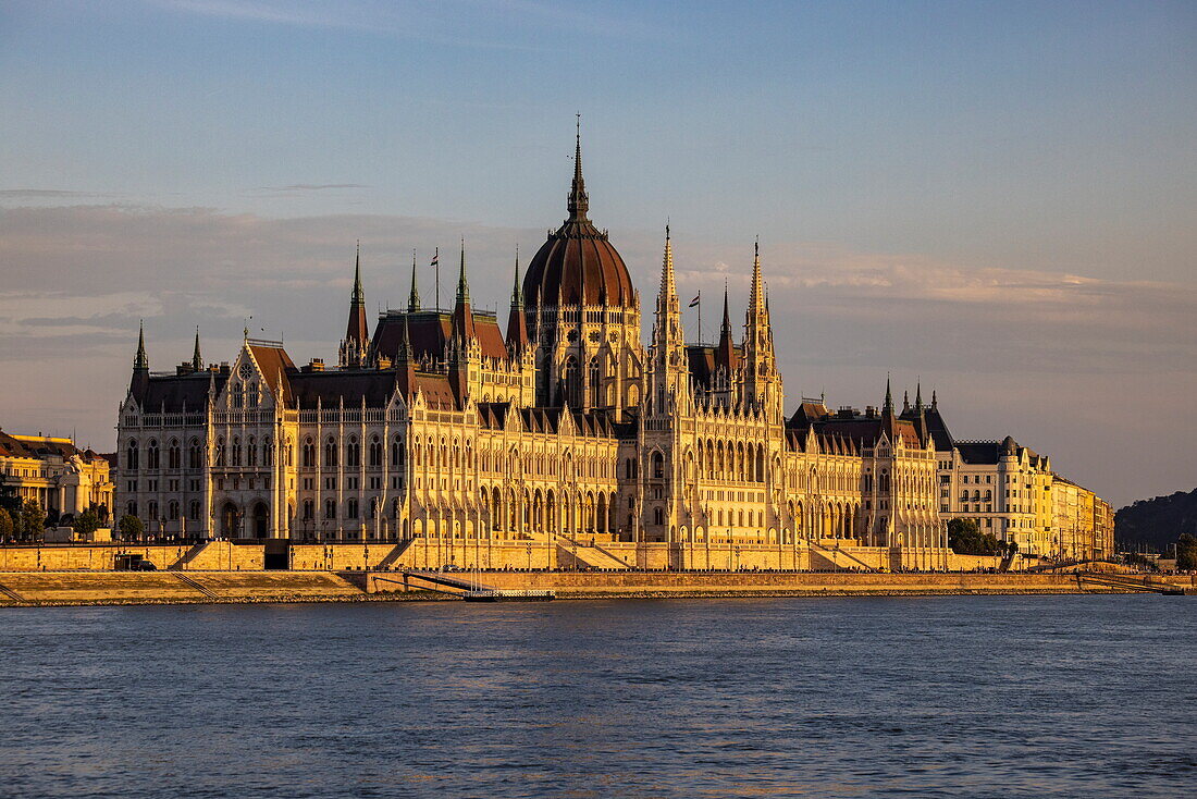 Hungarian Parliament building on the Danube in the late afternoon sun, Budapest, Pest, Hungary, Europe