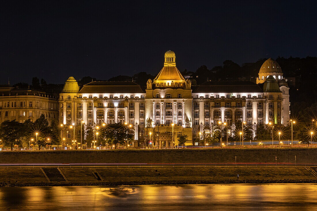 Beleuchtetes Gellertbad-Gebäude entlang der Donau bei Nacht, Budapest, Pest, Ungarn, Europa