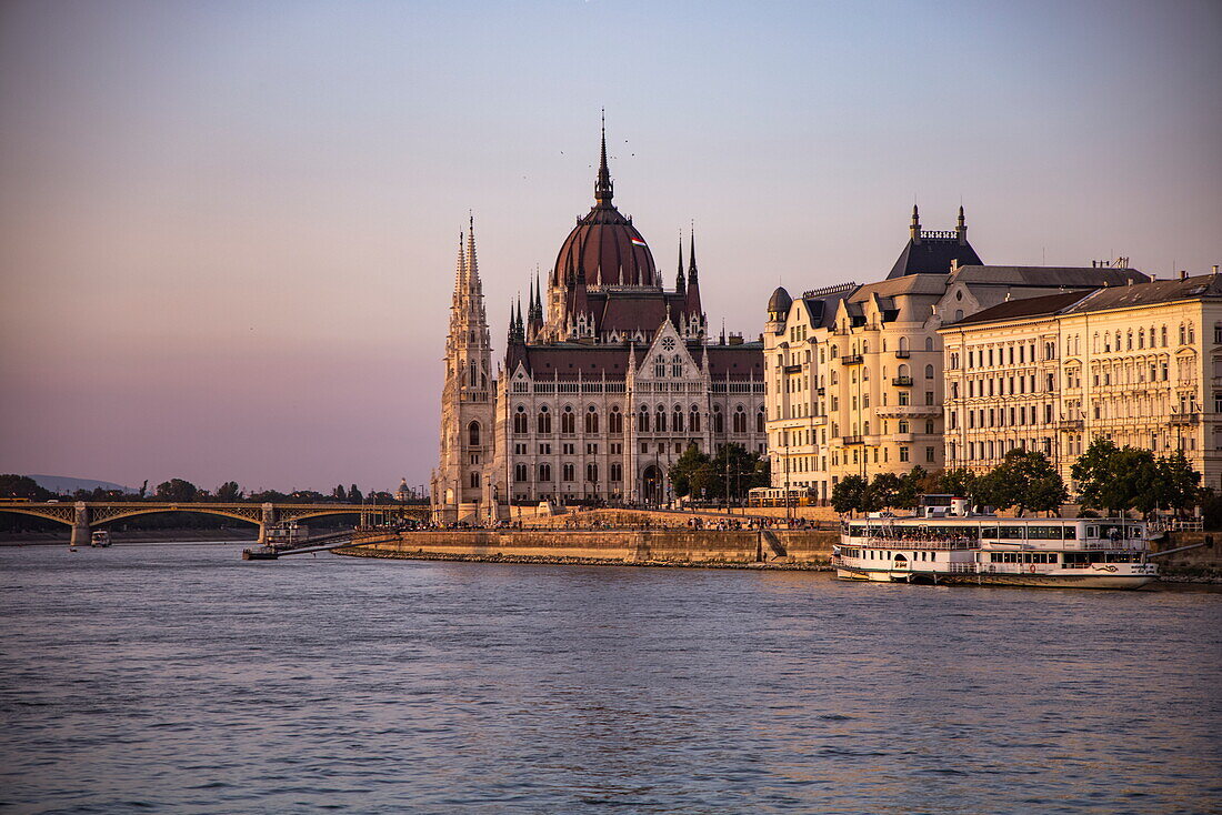 Ungarisches Parlamentsgebäude an der Donau in der späten Nachmittagssonne, Budapest, Pest, Ungarn, Europa