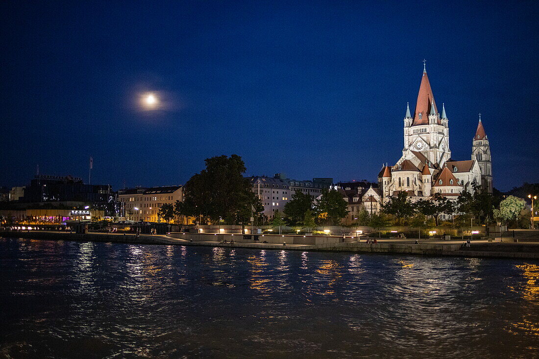 Vollmond und St. Franziskus von Assisi Kirche entlang der Donau bei Nacht, Wien, Österreich, Europa