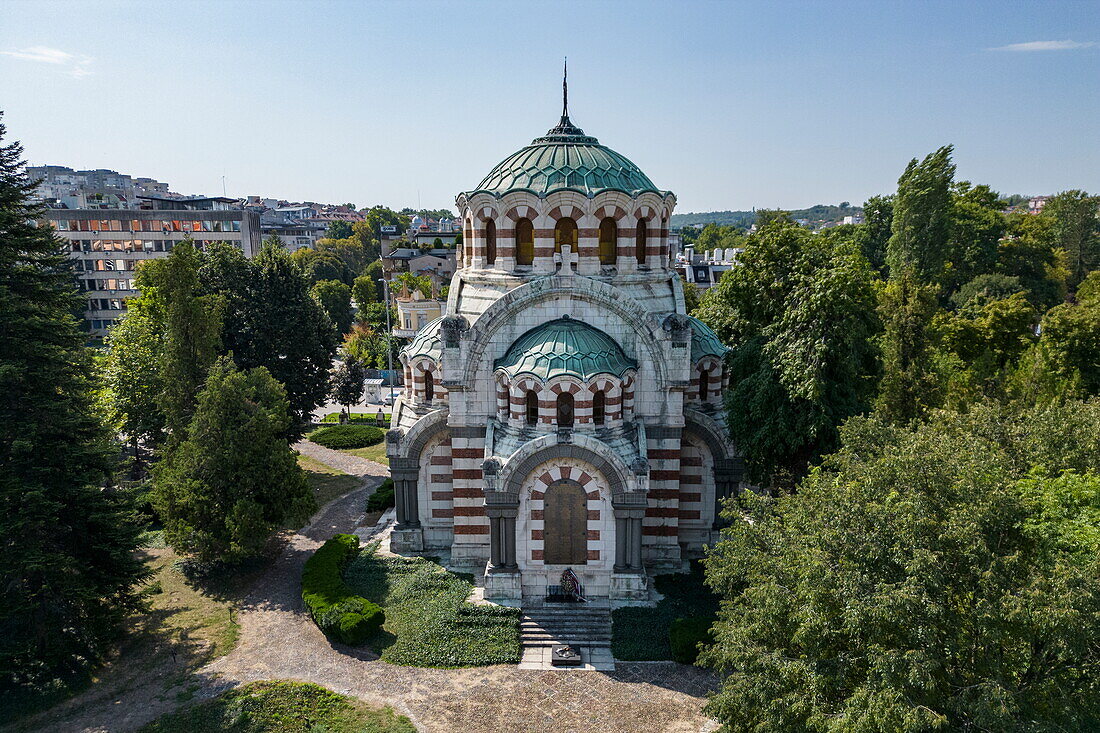 Luftaufnahme von St. Georg der Eroberer-Kapelle-Mausoleum, Pleven, Pleven, Bulgarien, Europa