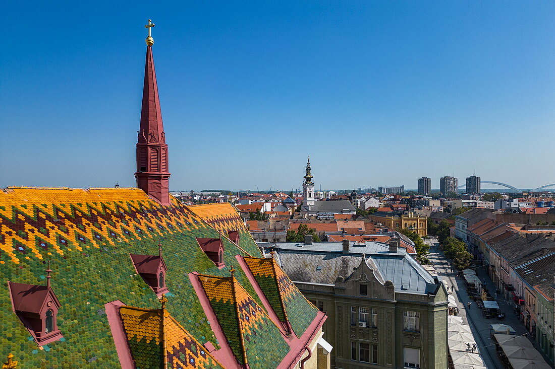 Luftaufnahme von Dach der Marienkirche in der Altstadt Stari Grad, Novi Sad, Bezirk Süd-Bačka, Serbien, Europa