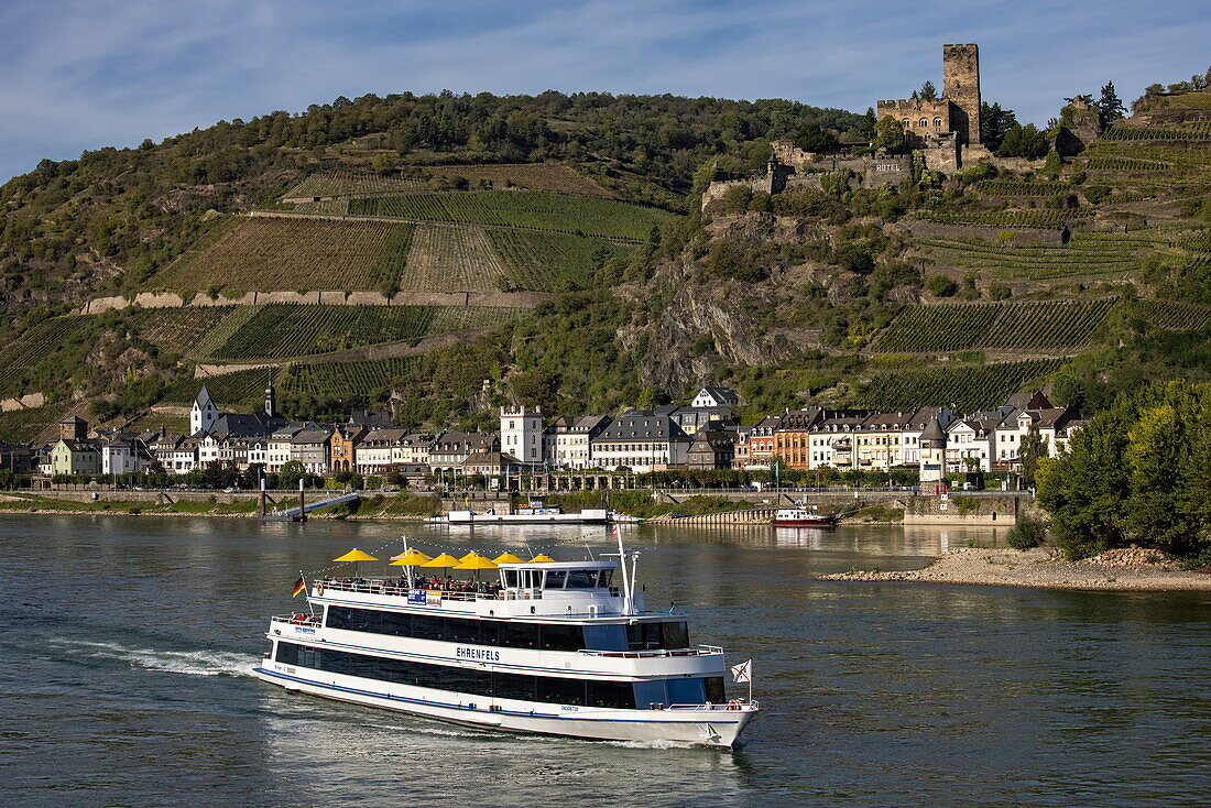 Touristisches Ausflugsschiff Ehrenfels am Rhein mit Kaub und Burg Gutenfels, Kaub, Rheinland-Pfalz, Deutschland, Europa