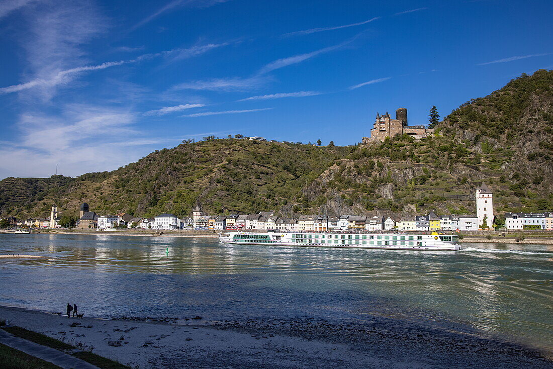 Flusskreuzfahrtschiff Lady Diletta (Plantours Kreuzfahrten) auf Rhein mit Sankt Goarshausen und Burg Katz, Sankt Goarshausen, Rheinland-Pfalz, Deutschland, Europa