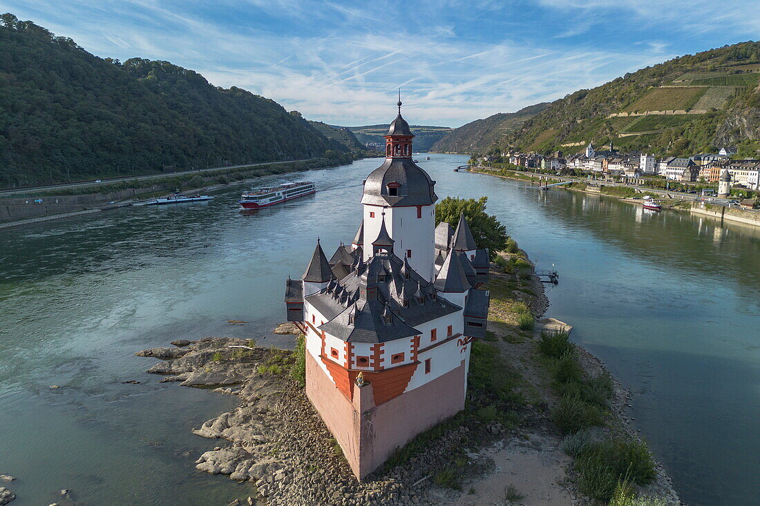 Luftaufnahme von Burg Pfalzgrafenstein mit Flusskreuzfahrtschiff Rhein Symphonie (nicko cruises) auf dem Rhein, Kaub, Rheinland-Pfalz, Deutschland, Europa