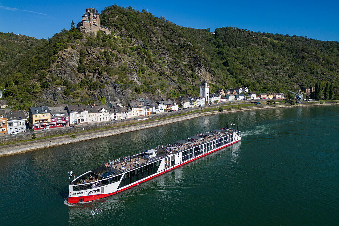 Luftaufnahme von Flusskreuzfahrtschiff nickoSPIRIT (nicko cruises) auf dem Rhein mit Sankt Goarshausen und Burg Katz, Sankt Goarshausen, Rheinland-Pfalz, Deutschland, Europa
