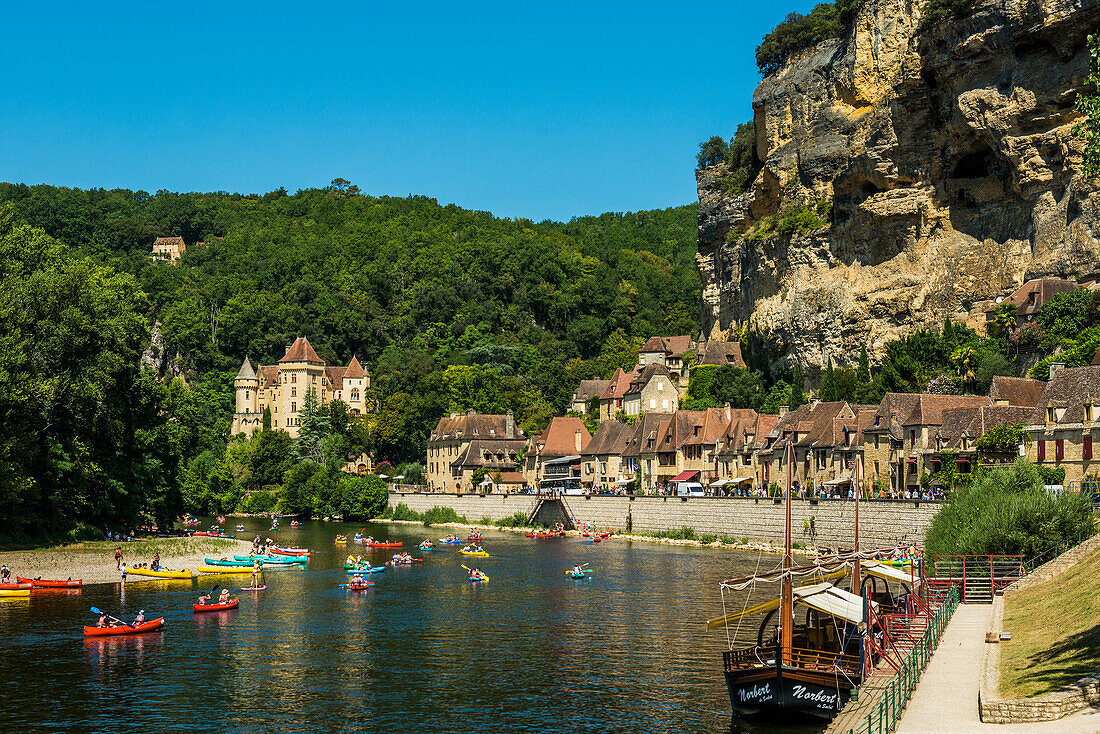 Mittelalterliches Dorf mit Felsen am Fluss, La Roque-Gageac, Périgord, Departement Dordogne, Region Nouvelle-Aquitaine, Frankreich