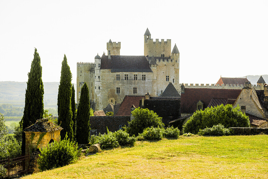 Mittelalterliches Dorf und Schloss Château de Beynac, Beynac-et-Cazenac, Departement Dordogne, Region Nouvelle-Aquitaine, Frankreich
