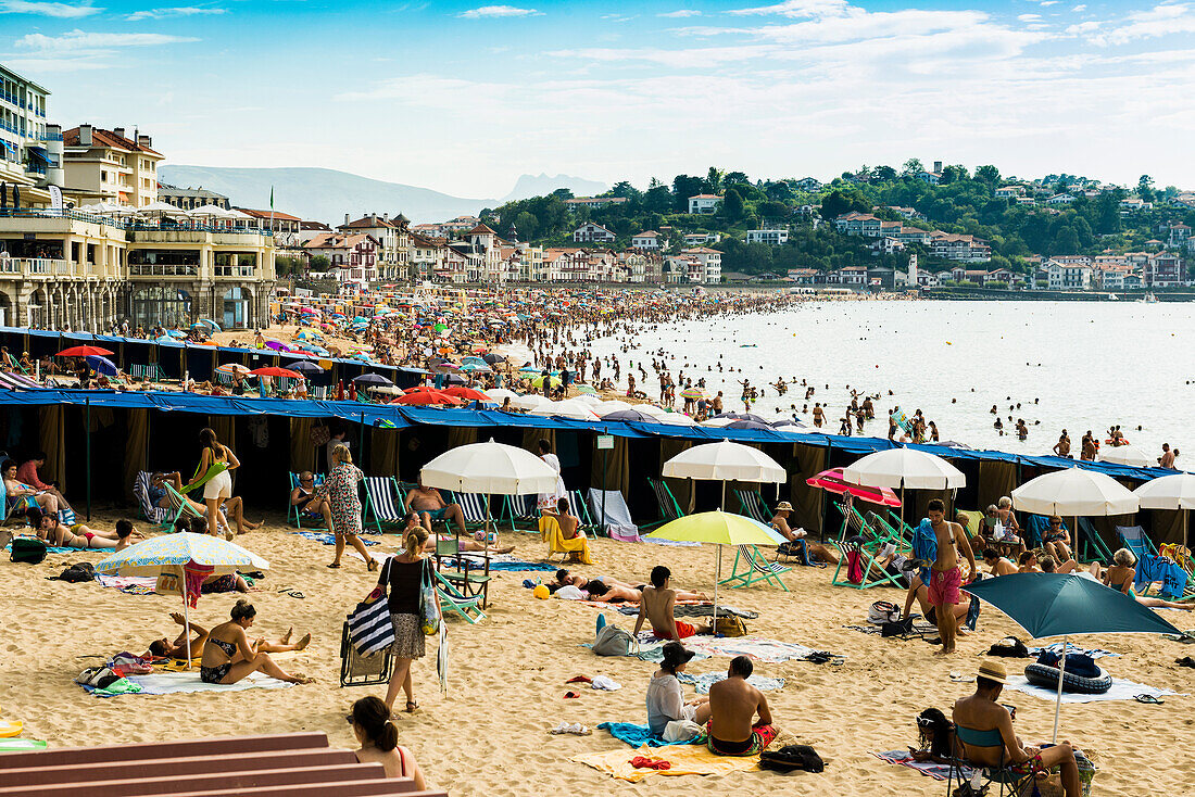 Menschen am Strand, Saint-Jean-de-Luz, Nähe Biarritz, Département Pyrénées-Atlantiques, Region Nouvelle-Aquitaine, Atlantik, Frankreich