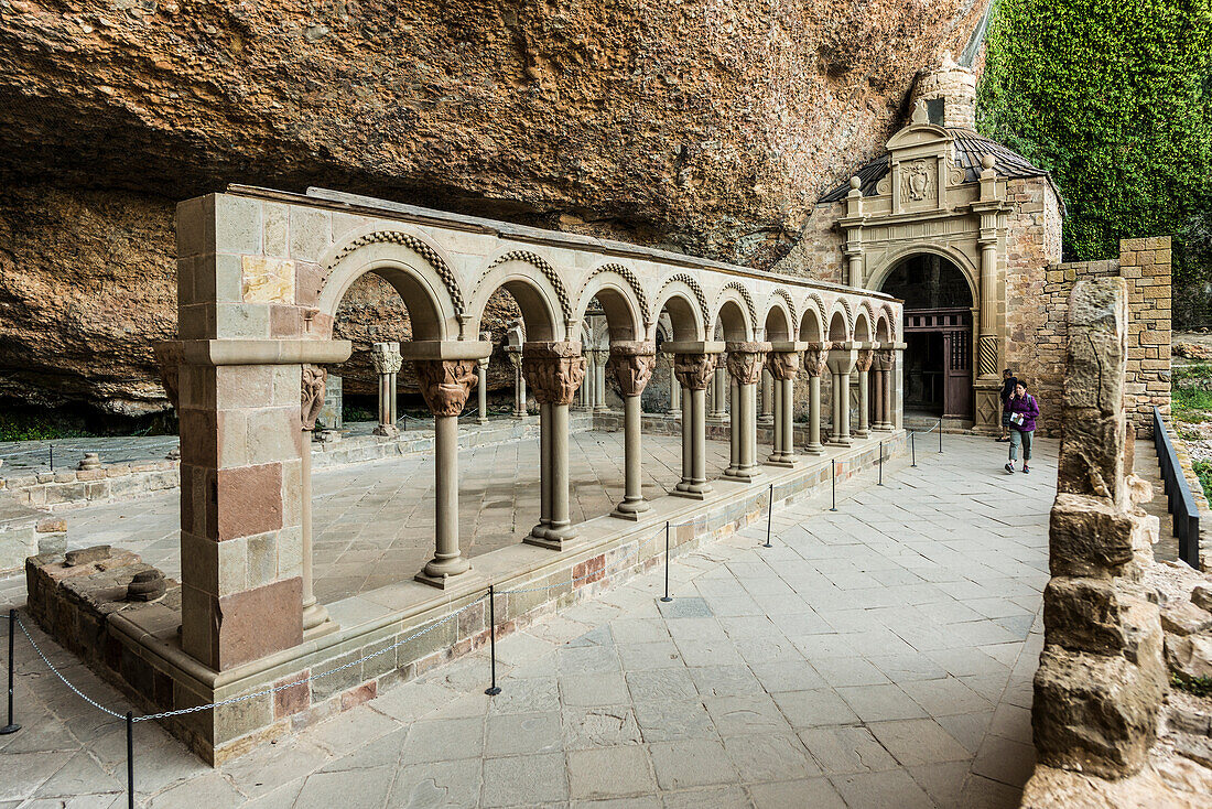 Kreuzgang im Kloster San Juan de la Pena, Jakobsweg, Jaca, Huesca, Aragón, Nordspanien, Spanien