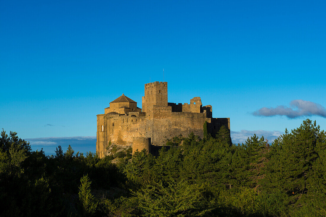 Romanische Burg Castillo de Loarre bei Sonnenaufgang,  Loarre, Huesca, Aragón, Pyrenäen, Spanien
