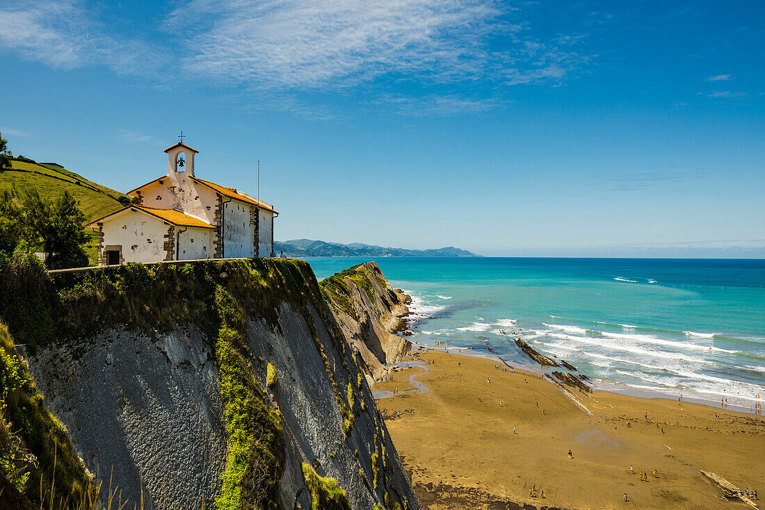 Kapelle an der Küste, Einsiedelei San Telmo, und Strand, Zumaia, bei San Sebastian, Guipuzcoa Provinz, Baskenland, Nordspanien, Spanien