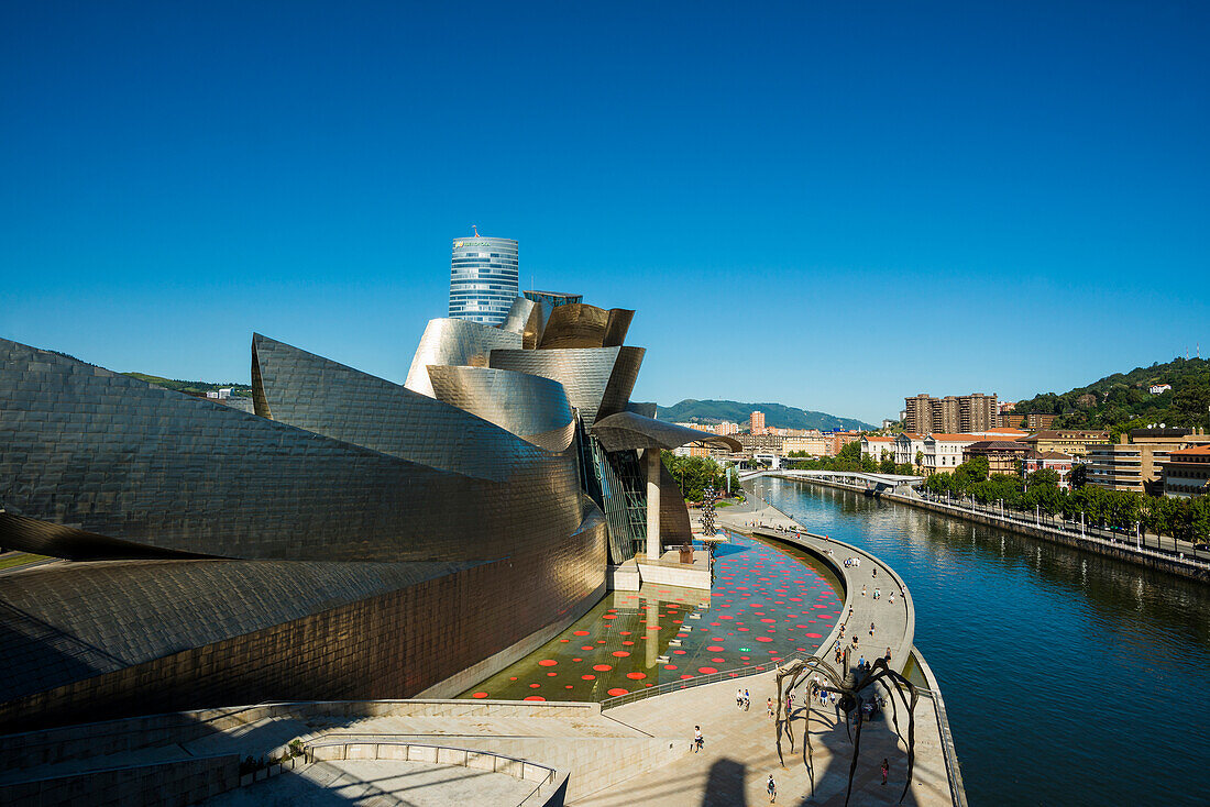 Blick auf den Fluss Ría de Bilbao mit Guggenheim Museum und Stadtansicht, Bilbao, Provinz Bizkaia, Baskenland, Spanien