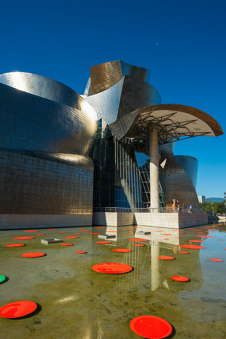 Wasserbecken vor Guggenheim Museum, Bilbao, Provinz Bizkaia, Baskenland, Spanien