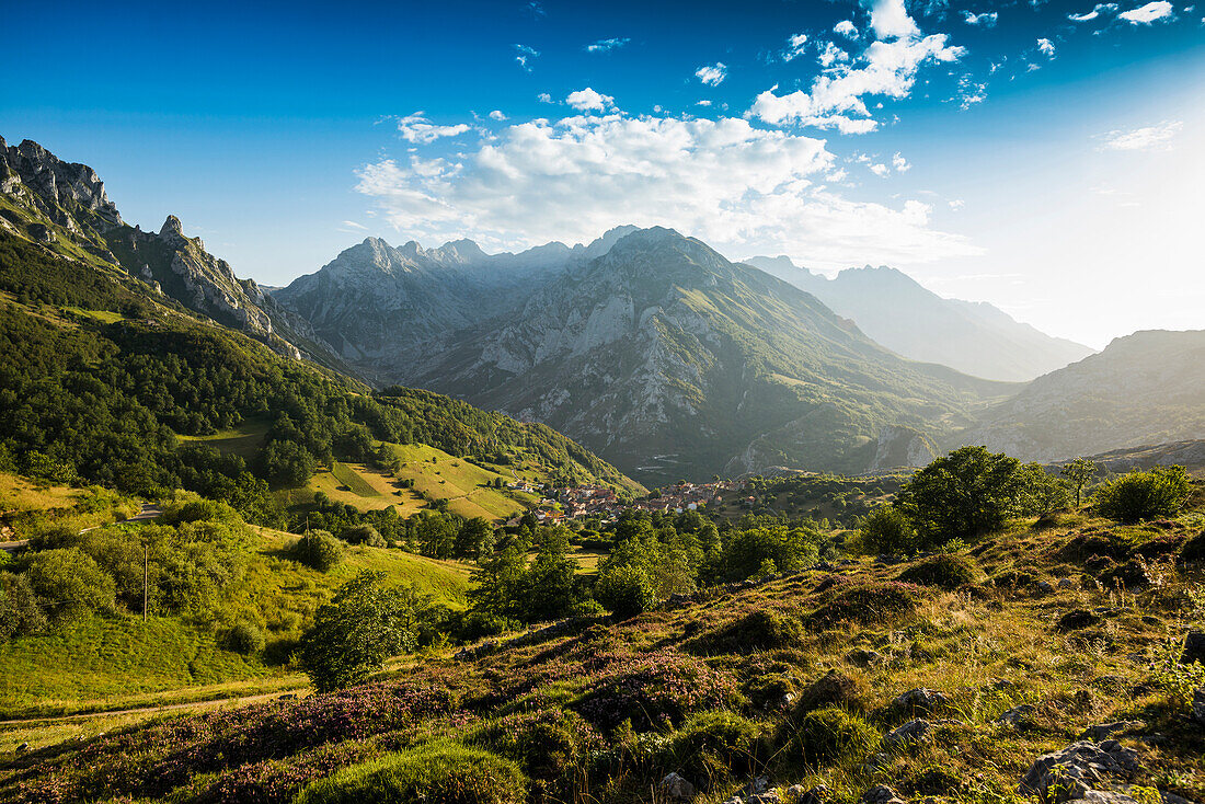 Landschaft bei Sotres, Nationalpark Picos de Europa, Provinz Cain, Asturien, Nordspanien, Spanien