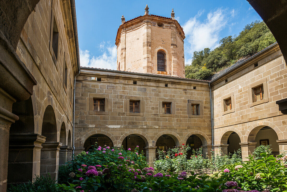 Wallfahrtsort, Kloster Monasterio de Santo Toribio de Liébana am Jakobsweg, Camaleño, Kantabrien, Nordspanien, Spanien