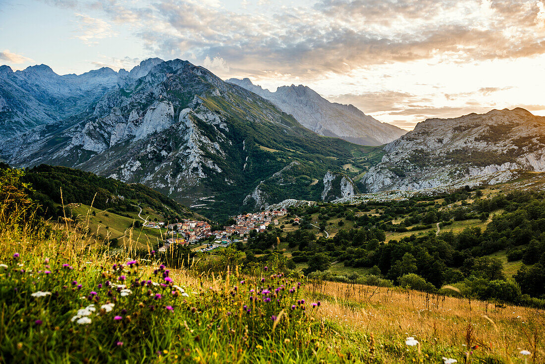 Blick auf Sotres vor Berglandschaft, Nationalpark Picos de Europa, Provinz Cain, Asturien, Nordspanien, Spanien