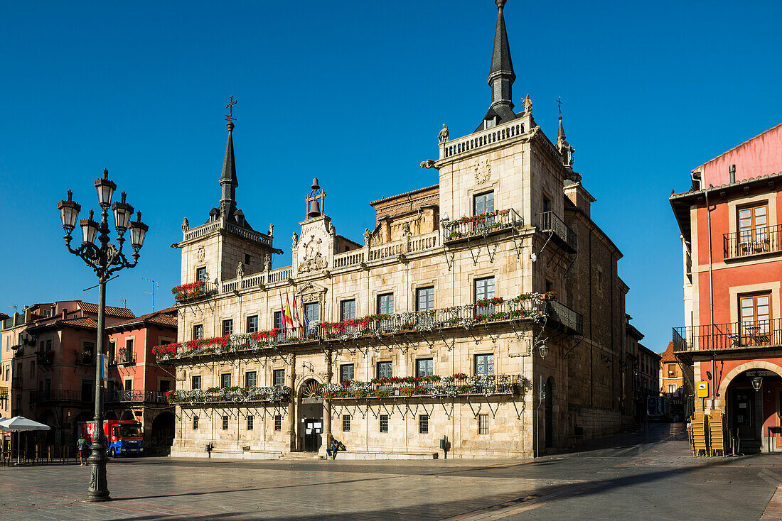 Blick auf das geschmückte Rathaus, León, Jakobsweg, Kastilien und León, Nordspanien, Spanien