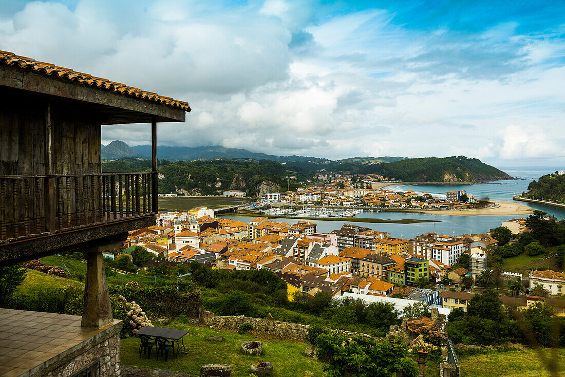 Blick auf Strand und Halbinsel Ribadesella, Asturien, Costa Verde, Nordspanien, Spanien