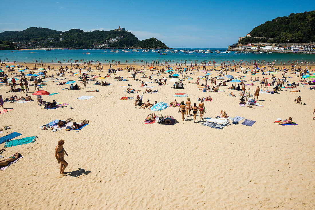 Menschen am Strand, San Sebastian (Donostia), Golf von Biskaya, Baskenland, Nordspanien, Spanien