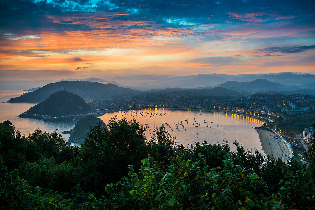 Panoramablick bei Sonnenaufgang vom Monte Igueldo auf San Sebastian (Donostia), Golf von Biskaya, Baskenland, Nordspanien, Spanien